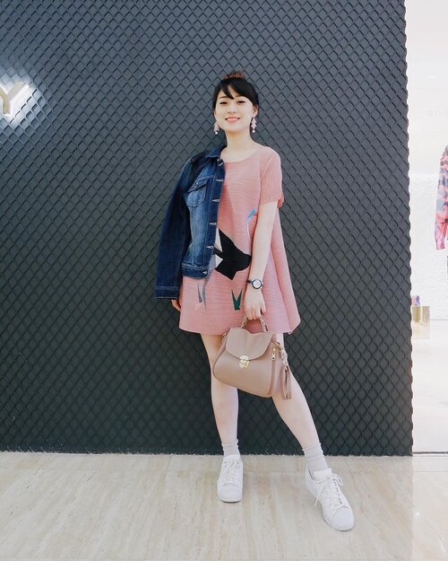 im not into PINK but sometimes i feel like PINK choose me .. so i have to rethink to like PINK ..do PINK really suit me??
.
.
Tap for detail 😊😊
.
.
.
.
.
.
.
.
#pink #outfitstyle #Clozetteid #OOTD #스트릿스타일 #스트릿록 #lookbookindonesia @ootdindo @ootdmegazine @lookbook @lookbookindonesia #ilovemybody