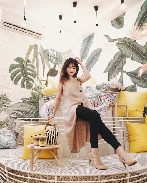 Morning guys, chillin in this summery cafe with my turtle neck vest and bucket bag from @berrybenka .. .
Slide to see Oct Box Edition.. .
Place @kopimelali .
.
#meandberrybenka #berrybenkaid #berrybenkalabel @berrybenkalabel #bproject #ootd #ootdindonesia #outfitsideas #chillin #coffeetime #ootdindo