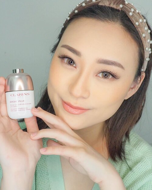 [SAVE ME - SKINCARE UPDATE]Udah seminggu lbh aku gunain Bright Plus Serum dr @clarinsid .. Jadi serum ini gunanya untuk mencerahkan dan membantu memudarkan dark spot (flek hitam karna polusi dan sinar UV atau bekas jerawat).. Texturenya ringan dan cepet banget nyerep ke kulit, trus gak lengket jg.. bisa dipake ke semua jenis kulit.. Hasilnya?? blm keliatan karna harus pemakaian rutin dl, INGET pake skincare itu investasi gak mungkin 1 minggu udah keliatan.. Perlahan tapi pasti, jd kudu sabar.. yang aku rasain cm jd lbh halus aja.. -SEKARANG Clarins Flagship Store udah ada di @lazada_id , jd kalian bisa dapetin banyak banget promo menarik plus klo follow clarins di Lazada bisa dpt voucher 50rb sampe menangin produk senilai 10jt.. langsung aja ke https://www.lazada.co.id/shop/clarins/ .. -oh ya kalian jg bisa dapet disc 5% dengan kode voucher CLARINSFLASH5 , ONE DAY only di tanggal 30 Juli 2020 di jam 12-2am yaa ..#clarinsid