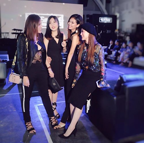 Chit Chating while waiting @tresemmeid Runway to be ready .. Cannot move on edition.. .
.
.
.
.
.
.
.
#RunwayReadyHair
#TREsemmeRunway
#cottoninkxtresemme
#tresemmesquad
#runwayreadyhair #cannotmoveon