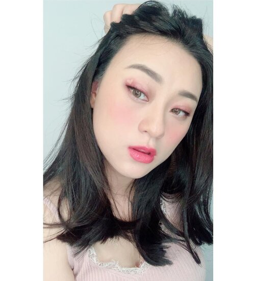 Semenjak potong rambut berasa enak banget, selain enteng jd gak perlu catok2an rambut uda lemes dan jatoh gt.. mungkin rambut dl yg rusak karna di bleaching berkali2nya udah abis kali ya.. tinggal nunggu aja nih rontoknya pas lahiran haha 😂😂
.
.
.
.
.
.
.
.
.
.
.
.
#haircut #clozetteid #selfie #hair #mediumhairstyles #hairstyles #makeup #beauty #koreanmakeup #뷰티스타그램 #머리스타일 #머리 #아이섀도우 #blushing #heart #curcol #morning