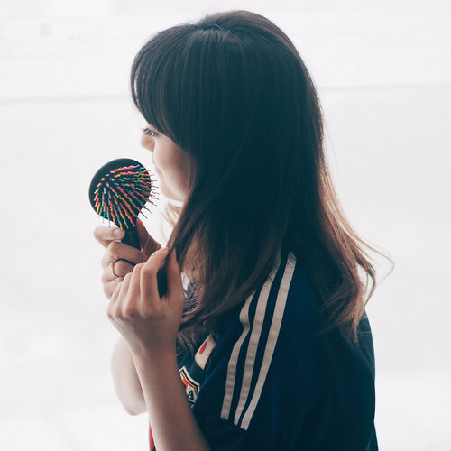 I found this cute hair brush from @eyecandy_co_kr @charis_celeb .. they have soft rainbow rubber yang gak nusuk kulit kepala pas kita nyisir.. Slide for more photos.. .
.
Get your own EYECANDY Rainbow Hair Brush here https://hicharis.net/hisafu/7zK .. .
.
.
.
.
.
.
.
.
#hair #comb #hairbrush #brush #머리 #머리스타일 #머리카락 #sisir #rainbow #clozetteid #charisceleb #rambut