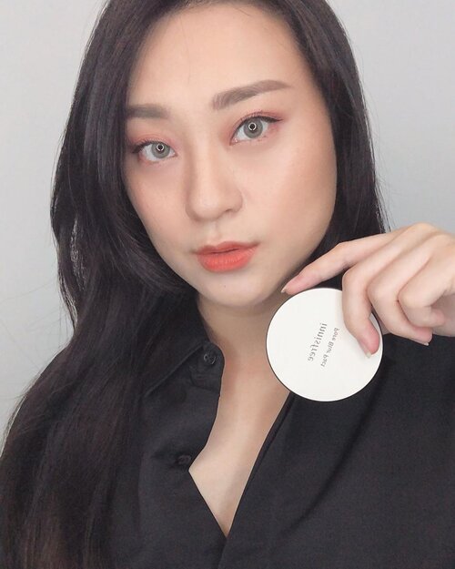 Try new Product from @innisfreeindonesia Pore Blur (slide to see the video and products, and story for unboxing).. .
.
First impression , powdernya sendiri lembut dan ringan (im using the pact one).. blm nyoba sampai seharian sih tp sejauh aku pake like 3 hrs cukup oke kok nahan minyak di TZone dan bisa di reapply klo udah berasa berminyak .. no color jd translucent, gak bikin makeup berantakan .. .
.
.
.
.
.
.
.
.
.
#trynewproducts #newproducts #pore #powder #firstimpression #beauty #skin #makeup #naturalmakeup #koreanmakeup #flawlessmakeup #뷰티스타그램 #셀카그램 #셀피그램 #clozetteid #innisfreeindonesia