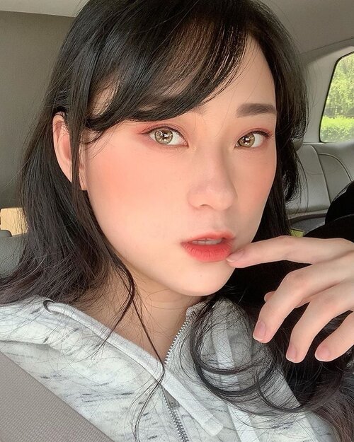 Uda lama gak selfie di mobil.. btw suka banget sama softlens nya @kawaigankyu yg seri ini (duh lupa namanya apa) , dimata tuh nyatu banget kaya mata asli aja gt.. ya gak sih?? .
.
.
.
.
#selfie #carselfie #car #beauty #makeup #naturalmakeup #koreanmakeup #뷰티 #뷰티스타그램 #뷰티그램 #셀카스타그램 #셀피스타그램 #메이크업 #메이크업스타그램 #메이크업그램 #flawlessmakeup #flawlessskin #clozetteid #morningpost #happythursday #softlens #prettyeyes #browneyes