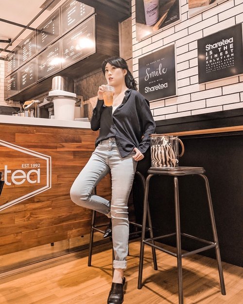 if i feel too guilty drinking coffee, change to tea.. .
.
all outfit from my favorite brand @uniqloindonesia .
.
.
.
.
.
.
#clozetteid #ootd #uniqloindonesia #uniqlo #style #stylebook #스타일 #streetstyle #sharetea #tea #coffee #스트릿패션 #스트릿스타일 #오오티디 #lookbookindo #hisafudressup
