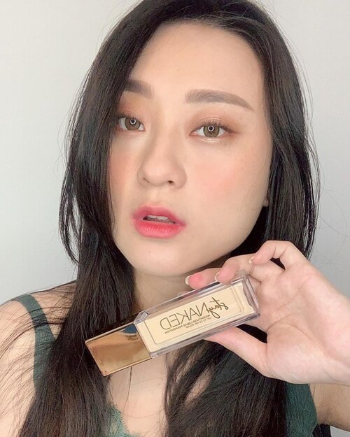 First time nyobain foundation dari @urbandecaycosmetics Stay Naked.. Masih ada di story mulai dari unboxingnya. dan hr ini aku lanjutin upload soal pemakaian selama kurleb 8 jam.. .
.
First impression: ringan banget, coverage medium but can be build, matte finish (not really match for dry skin, hrs ditambahin/ dicampur face oil), another kelebihan shadenya banyak dan bs pilih shade sesuai dgn tone dan veins kalian .. makanya yuk cus ke story.. .
.
.
.
.
.
.
.
#firstimpression #udindonesia #staynaked #20nn #foundation #flawlessskin #makeup #beauty #clozetteid #koreanmakeup #naturalmakeup #뷰티스타그램 #셀카그램 #셀피그램 #스킨 #아이섀도우