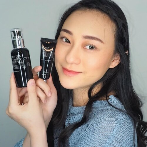 [SKINCARE UPDATE] Yes aku baru coba skincare baru dari @bentoncosmetic_id kira2 udah 2 minggu .. Dan ini first impression aku soal produknya..- Benton Fermentation Essence : sesuai namanya ini seri fermentation yg lbh fokus ke anti aging.. bahan yg terkandung di fermentasi salah satunya Hyaluronic Acid nya.. Menyuplai nutrisi dan melembapan kulit, perbaikan keriput, perawatan pori-pori, dan melindungi kulit. - essencenya ini punya texture yg cair jd dia cepet mengerap..- Benton Fermentation Eye Cream : suka banget sama texturenya yg rich dan melembabkan .. aku berasa kaya dia bisa filling my fine line .. jd dgn pemakaian yg rutin semoga fine line ku jg bs memudar.. ..Selain seri yg aku pake ini masih ada seri lainnya seperti Aloe dan Snail .. belinya di http://id.stylekorean.com atau cek @stylekorean_indonesia aja untuk lengkapnya ya.. ...#stylekoreanindonesia #letskbeauty #321glow #bentonindonesia