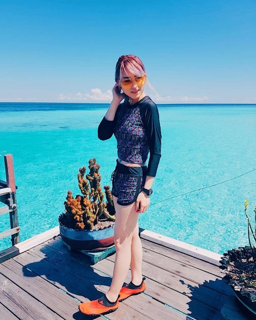 Promise this is one last pic for this view.. Cannot resist to not to upload.. Look at how beautiful blue sky meet blue sea.....#beautynesiamember #clozetteid #beautyblogger #fblogger #blogger #beauty #l4l #bblogger #styleblogger #ulzzang #fashionpeople #vscocam #beautyinfluencer #beautyenthusiast #youtuberindonesian #indonesianfemaleblogger #beautychannelid #ootd #makeupjunkie #블로거 #스트릿스타일 #샐가 #샐피 #패션모델 #뷰티 #bloggerceriaid #derawanhappyfun