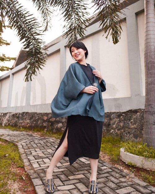 Swing your Swing, i know, i did // Karlin T-shirt Dress Black & Lilo Corduroy Outer Ocean Blue @monomolly.id .
.
.
.
.
.
.
#clozetteid #ootd #style #streetstyle #fashionstyle #partnershipwithhisafu #hisafudressup #스타일 #스트릿패션 #스트릿스타일 #패션스타그램 #패션