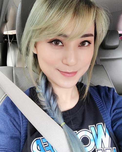 Selfie on car while accompanying bee get his Mario Cart Game for his Switch.. Been craving this game quite long as i can remember.. Finally he got one today.. btw here my natural makeup.. .
.
.
.
.
#beautynesiamember #beautyblogger #Indonesianfemalebloggers #beautyjunkie #makeupjunkie #indobeautygram #indonesianblogger #indonesianfashionblogger #indonesianyoutuber #beautyenthusiast #beautybloggerindonesia #youtubers #youtubersindonesia #indobeautyblogger #clozetteid #fashiongram #beautyinfluencer #뷰티 #뷰티스타그램 #유튜브 #블로그 #블로거 #스타일 #샐카 #샐피 #패션스타그램 #mariocart #switchgame