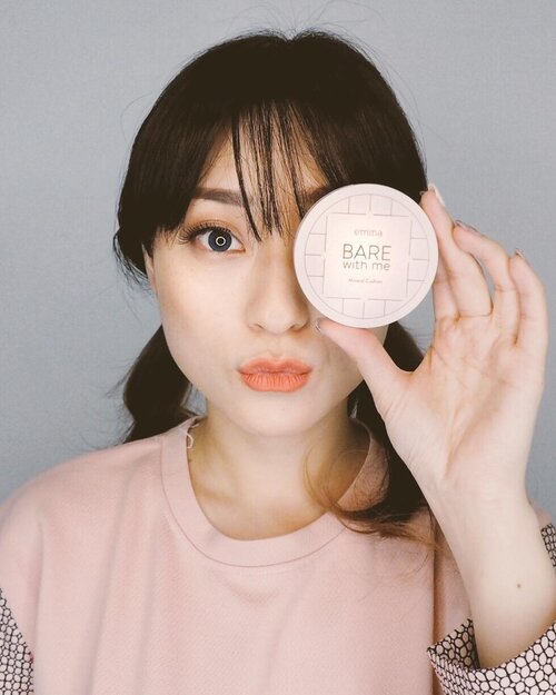 Akhirnya nyobain juga @eminacosmetics Bare With Me Mineral Cushion.. Ukurannya imut jd gampang dibawa buat touch up.. Hasil coverage nya medium, cukup untuk nutupin kekurangan diwajahku.. First impression nya gak nyangka cushion lokal tp kualitasnya oke.. ..Kalian jg uda bs nyobain produknya, cus order exclusively hanya ada di @sociolla .. ..#eminacosmetics #dewymatteallday #borntobeloved