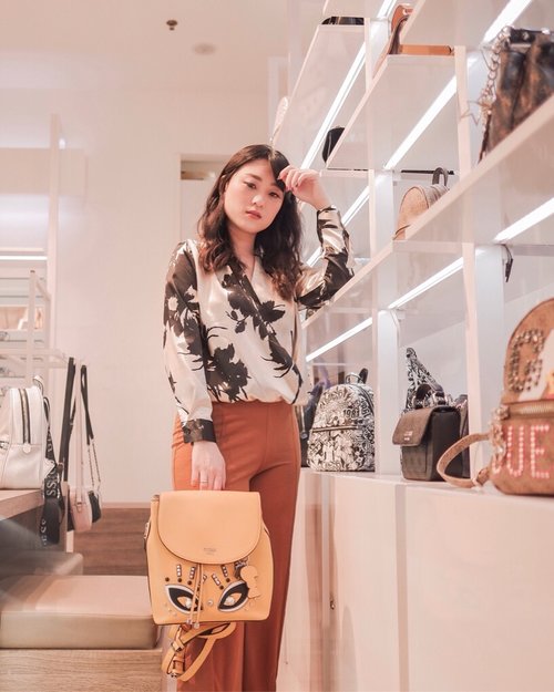 Happiness = New Bag .. Get the new bag holiday collection from @guess to make you happy .. Available at all Guess Store.. .
.
.
.
.
.
.
#loveguessid #clozetteid #style #bag #happiness #guessid #guessbag #ootd #스타일 #stylebook #lookbookindo #partnershipwithhisafu #hisafudressup
