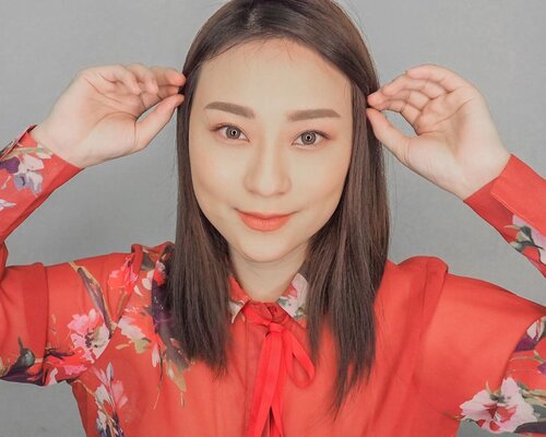 TERINSPIRASI sama #seoyeji di #itsokaynottobeokay .. inget ya 'terinspirasi' (jangan nge-gas) dr rambut catok lurus sampe makeup.. suka banget sama makeup2nya dia, shimmernya itu loh.. ini aku pake yg punya aja, pdhal aslinya tu shimmer uda mencling banget tp kenapa difoto kaga keliatan ya.. hhmmmm.... ..#seoyejimakeup #seoyejistyle #사이코지만괜찮아