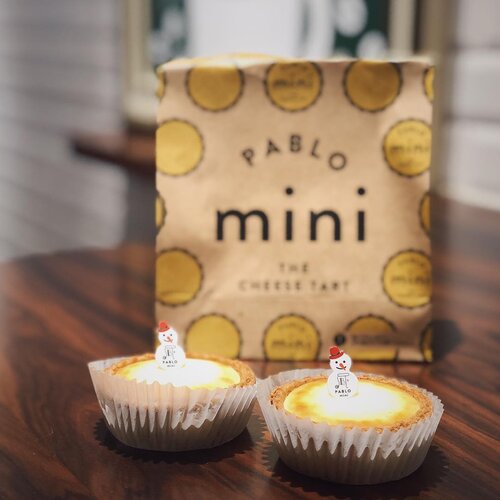 Little cute snowman on top of @pablo_cheese_tart_indonesia mini cheese tart to celebrate christmas.. ..Akhirnya beli juga si chesse tart pablo yg smpet bikin heboh ini.. Will try it soon and give you a lil first impression on my ig story.. stay tuned.. ........#pablo #pablocheesetart #cheese #cheesetart