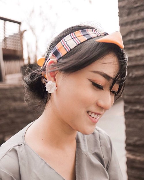 I deserve new earrings for Valentines  like this white flowers earrings from @lacheriejewellery .. .
.
.
.
.
.
.
.
.
.
.
.
.
#anting #clozetteid #earrings #smile #partnershipwithhisafu #prettyearrings #style #스타일 #셀카그램
