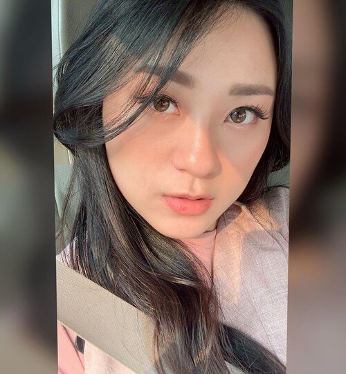 After 7 hrs using @shuuemura unlimited foundation #notilter just #sunkiss ed.. cek story buat liat dr awal pemakaian sampe seharian ya.. .
.
Spot my FAVORITE softlens from @kawaigankyu yg super natural banget, sampe banyak yg nanya ini mata asli 😆😆 namanya mini olivia green .. .
.
.
.
.
.
.
#foundation #selfie #sunkissed #beauty #makeup #koreanmakeup #foundationmakeup #clozetteid #뷰티스타그램 #셀카그램 #셀피그램 #아이섀도우 #파운데이션 #shuuemuraid #unlimitedmatch #ilovemyself