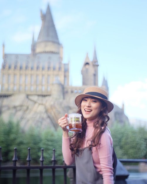 Couldn't be more happier then drinking butterbeer with Hogwarts as my background.. .
.
.
.
.
.
#universalstudiojapan #pixyasianbeautytrip2017 @pixycosmetics #pixycosmetics