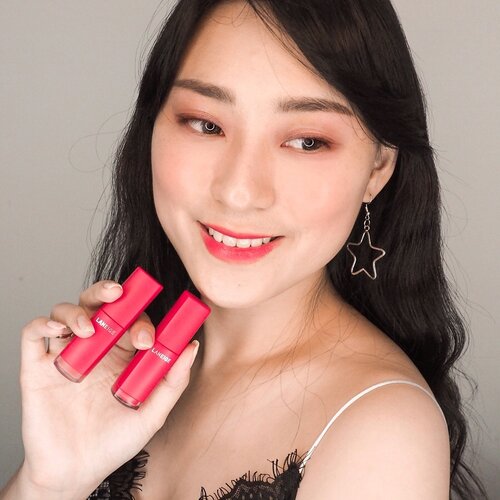 Meet new Tattoo Lip Tint from @laneigeid .. Semenjak tau akan hadir di Indo langsung gak sabar pengen coba.. ..Pigmented dengan sekali swatch, tint nya tahan lama dan enteng pas digunakan .. Texturenya agak cair dan finishingnya satin dan gak kering suka banget.. Dan aplikatornya jg unik jd mudah penggunaannya.. ..Aku menggunakan 2 warna, rose prism dan sleek red untuk dijadikan ombre.. ........#LaneigeIndonesia #TattooLipTint #TattooLipTintID