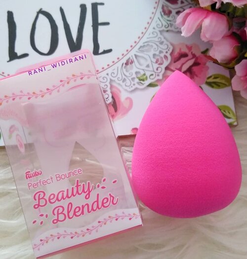 Akhirnya sudah ada postingan baru di blog Setelah sekian lama saya nggak ngeblog karena lupa password blog saya dan lupa password email untuk recovery blog. Sediiih yaaaaa...😂😂😂 postingan pecah telur kali ini saya mau ngomongin tentang fanbo beauty blender yang pas banget buat kalian yang pengen punya make up tools oke tapi dengan budget yang terbatas. Harganya sekitar 30ribuan aja.. Kalau mau baca review lengkapnya tentang produk ini silahkan main ke blog saya. 
#makeup #makeupaddict #makeupjunkie #makeupobsessed #makeupporn #makeupcollection #instamakep #dailymakeup #makeuporganization #blogger #beautyblogger #indonesianbeautyblogger #beauty #instabeauty #blush #fdbeauty #fanbobeautyblender #fanbo #lipstick #merklokal #makeuptools #makeupindonesia #motd #makeupoftheday #fotd #makeuplook #makeuplover #makeupmafia #ilovemakeup #clozetteid