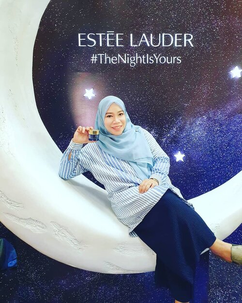 Tau gk klo malam hari kulit akan berkurang kelembabannya, jd hrs lakukan treatment yg tepat agar kulit ttp cantik. Berikut tips night treatment dr @esteelauderid :1. Selalu bersihkan kulit wajah sblm tidur, pakai @esteelauderid make up remover agar bersih maksimal2. Lanjut dgn Micro Essence Sakura yg jago menghidrasi kulit dan siap menerima treatment berikutnya agar kerjanya lebih optimal.3. Tambahkan anti aging serum best seller dr @esteelauderid yaitu Advanced Night Repair, penggunaan di malam hari utk memperbaiki kulit dr polusi, radikal bebas, dll sedangkan pemakaian di pagi atau siang hari utk pencegahan.4. Terakhir, nah ini highlitenya! Lock moisturizer kulit dgn cream malam Revitalizing Supreme +Night kandungan Moringa, 2x Hyaluronic Acid & Lavender utk tekstur & tone up kulit yg lebih baik, fine lines berkurang & kulit lebih dewy & plumpy 😍😍 Kulit sehat terawat hrs di invest sejak dini. Tku @gelangelicca & Estee Lauder utk sharing tips2nya.#SupremeSkin #TheNightIsYours #EsteeID #skincare #beautyskincare #nightskincare #ootd #hotd #clozetteid