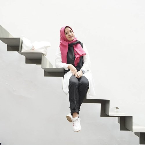 Climb up the stairs cheerfully, climb down the stairs cheerfully! Let your mind is unaffected by the ups and downs of life! ~ Mehmet Murat IldanGood Morning Everyone. .Clothes & hijab by @jenahara_update @jenaharanasution#JIRShawl #AubreShirt #NataOuter #PawakaTrousers #stealjenaharastyle.Bag by @malaikabags 📷 by @roswitajassin .#kakira #ClozetteID