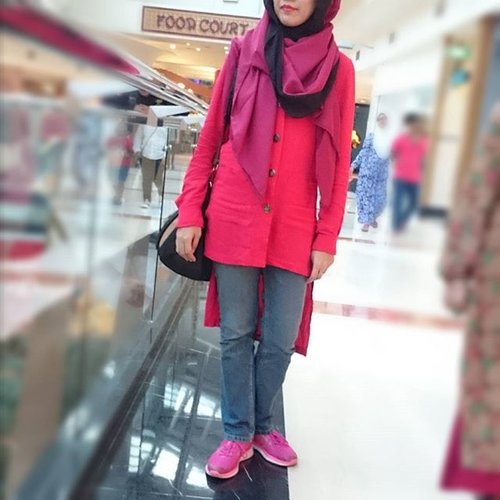 Yesterday's #OOTD .. Shades of red+pink and red lips. 💋😁 Hijab: #JIRShawl by #jenahara #stealjenaharastyleTops: @jenahara @jenahara_update #JenaharaForZalora #zaloraidPants: unbrandedShoes: @adidasindonesia Bag: @thezaloralabel #clozetteid #bloggerbabesid