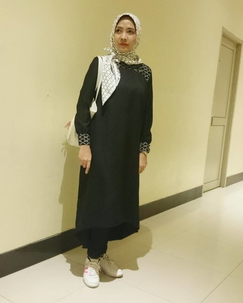 #OOTD .

Hijab: @heaven_lights #heavenlightsforhijabenka 
Tops: @elhasbu 
Pants: Forever 21
Shoes: @adidasindonesia #adidasneo 
Bag: @malaikabags
.

#ClozetteID #BloggerBabesID