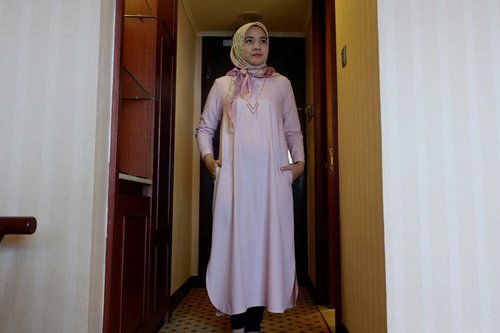 Pink mood. 😍😍 _
Hijab: #hanamiscarf #riamirandaforesta by @inforiamiranda #riamirandastyle 
Tunic: #abbytop @kaffahapparel #staykaffah #kaffahapparel 
Necklace: unbranded
Jeans: Forever 21

_
#rachanlie
#lifestyleblogger #ClozetteID #bloggerbabesid
