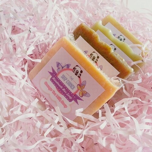 「The soap corner」Handmade bar soapHappy mail from @moporie arrived today! 🎁👀💗 Thank you very much!!😘💕They're #handmade bar soap 「The Soap Corner」 and brush & sponge shampoo.The handmade bar soap using natural ingredients and contains no SLS, it won't drying our skin. 🍊 Orange Tea Milk Soap ｜ ☕ Coffee Soap ｜ 🍺 Pomegranate Beer Soap (its pome beer!? 😱 i love pome 😍) ｜ 🍐 Avocado Shea Facial Soap (paling penasaran ama yg ini ♥♥). Sound delish! 「The Brush Best Friend Soap」 in 60ml size perfect for traveling!I hate dirty brushes, especially foundie brushes, so definitelly is a must to bring it in my luggage on next trip 👌Find another beauties at www.moporie.com#barsoap #thesoapcorner #moporie #fdbeauty #femaledaily #clozetteid #beautyaddict #Skincare #brushshampoo