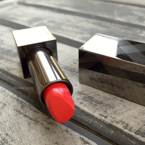 Everyone needs a little red lipstick in their lives! 😍
Finally got my #Burberry Kisses lipstick 109 #MilitaryRed
It is a hydrating version of lip velvet's Military Red, the shade I've always wanted for life! 🙈
#バーバリー #メイク #makeupjunkie #redlipstick #fdbeauty #clozetteid #femaledailynetwork