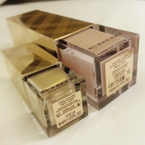 Burberry Fresh Glow Nude Radiance No.01 & nail polish 107 Light Gold in Gold Packaging Limited Edition