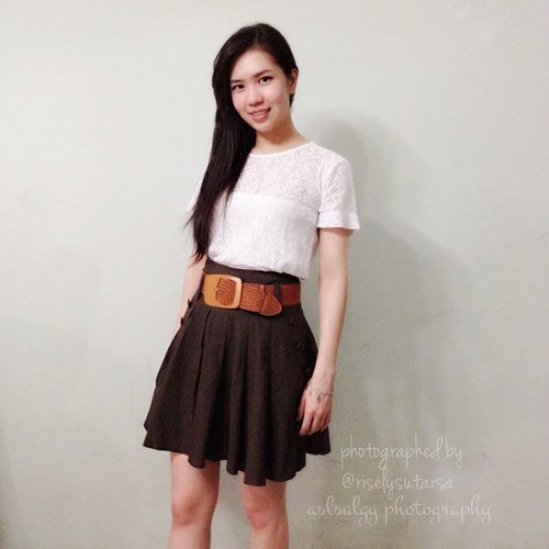 Using this lace top from @berrybenkashop paired with high waist skirt and vintage belt.