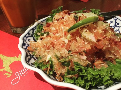 For those who seek for fiber: pomello salad with shredded coconut and chicken in Thai sauce. Spicy level is adjustable, perfect for appretizer. .
.
#instagood #instamoment #clozetteid #lifestyle #thaifood #thaifoodstagram #foodporn #foodpost #foodiegram #foodie #foodblogger #happyhealthyme #happytummy