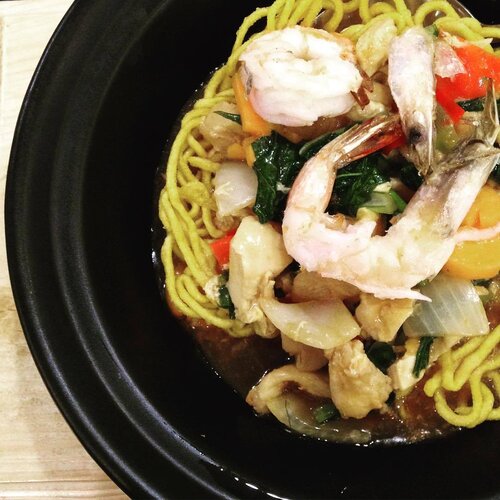 Crispy noodles served in Singaporean way called Mi Garing Singapore. Spicy but not hot,  sorry to say the shrimps taste were not blended with the spices. .
.
#instafoodie #clozetteid #lifestyle #foodiegram #foodpost #foodporn #singaporefood #noodles #seafood