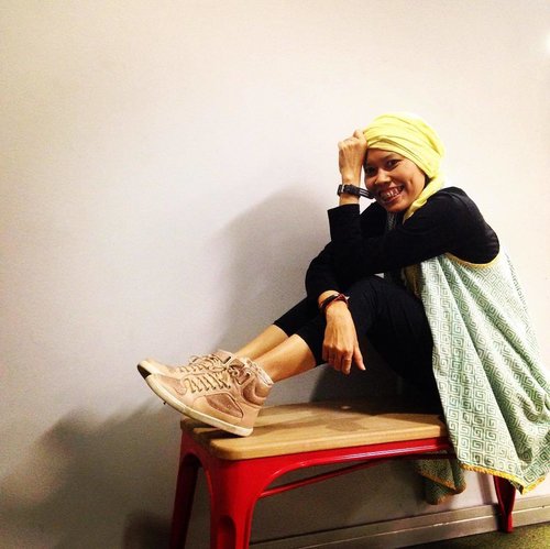 Hello yellow!#instafashion #hijabfashion #clozetteid #ootd #fashion #HOTD #hijabchic #officegirl #kainIndonesia