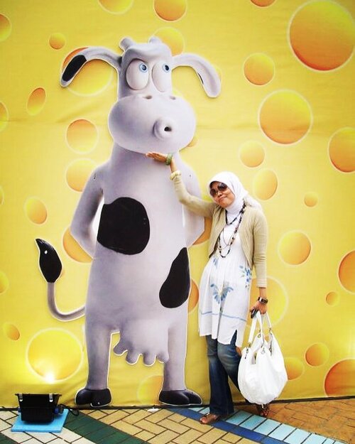 Selain musik, setiap era punya gaya fesyen tersendiri. Dari foto ini bisa menebak kapan diambilnya? Tentu dengan memerhatikan gaya pakaian yang dikenakan model 😁 bukan si 🐮 yah Saya sendiri, termasuk yang nggak anti fashun trend juga nggak maksain ikutan. Mostly, koleksi bajunya itu-itu aja. Tinggal dipadu dan padan atau bahasa kerennya mix n match, rumusan baku sejak mulai kenal majalah remaja. Dulu sih alasannya biar irit, kan repot kalau harus satu setel terus ya?! Makanya pakaian dengan model lepasan begini jadi kesukaan. Yang nggak pernah lekang oleh jaman: boot cut alias cutbray (tapi nggak ngebray-ngebrat amat). Model ini aman buat segala bentuk badan. Si petite akan terlihat lebih tinggi, yang jenjang makin kentara panjang 😁 Gimana dengan pemilik body big size? So far tetep bisa keliatan cakep kok, once I saw Queen Latifah wearing boot cut and still cute!Dare to wear? #clozetteid #ootd #hotd #hijabstyle #fashun #fashionate #fashionableme #throwback #dandanSenin #fashionhijab #hijabstreetstyle