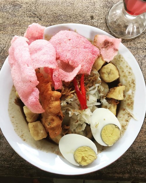 Most Indonesian main courses are served in one dish, colorful, and covered all nutritiones needed: carbs, fibers, proteins, and other micronutrients. .
.
Kupat Tahu from @omahsendok for lunch.
.
.
#instafoodie #instagood #foodielife #foodie #clozetteID #lifestyle #foodporn #foodpost #foodiegram #foodblogger #indonesianfood #indonesianfoodblogger #latepost