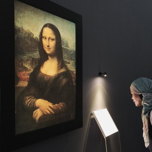 La Gioconda, La Joconde, Mona Lisa, Monna Lisa... Siapa sebetulnya perempuan dalam lukisan ini? Banyak spekulasi seputar  sang nona yang sekarang bersemayam dengan tentram di The Louvre Museum, Paris. Sebagai salah satu mahakarya dari Leonardo da Vinci, beruntung sekali kita kebagian didatangi di bulan Februari hingga awal Maret ini. Terima kasih @museum_mandiri yang telah memperpanjang masa tayang hingga tanggal delapan bulan ketiga 2020...Ada banyak sekali karya lain dari sang maestro di era renaissanxe yang menarik buat dinikmati dan memperkaya wawasan budaya seni..#clozetteid #museum #leonardodavinci #renaissance #paintings #paintingsofinstagram #art #renaissanceart