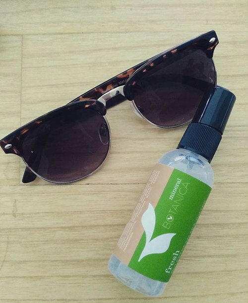 Two must bring items during hot sunny day: fancy sunglasses and face mist. I don't care about what people said about me when I wore this, as long as my eyes are well protected. And this face mist completed how I keep my skin hydrated. Containing sodium hyaluronate, smells like isotonic water. I like the package and benefits given by the way@mineralbotanica #instabeauty #summer #clozetteID #beautyandfashion #beauty #mydailyessentials #micabetshot