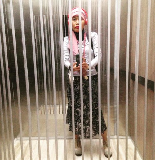 Pretty prisoner
#clozetteid #ootd #hotd #dandansenin #latepost #streetstyle #fashion #instafashion #hijabstyle #hijabers #style