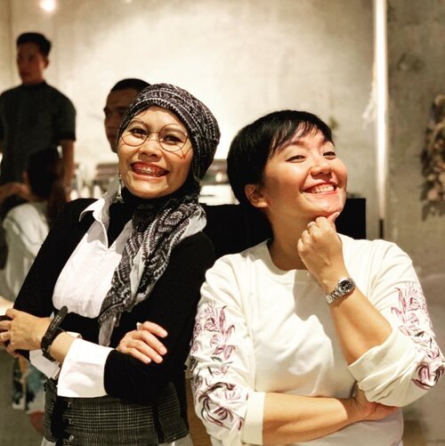 The girl with golden heart and angel voice.
Not me of course 😁
I can sing but more beautiful when doing it in my heart 🤣
.
.
In frame: @johanamay .
.
#instagood #clozetteid #lifestyle #hijabi #hijabfashion #friends #hari2jenius #girls