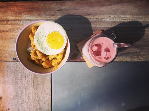 Colorful food for colorful day ever, because life isn’t created monochrome .
.
Afternoon meal before dinner: salted egg popcorn chicken with sunny side egg + strawberry smoothies 🤤
.
.
#instagood #instafoodie #instaculinary #foodstagram #foodiegram #foodpost #happytummy #foodporn #foodpornography #clozetteid #lifestyle