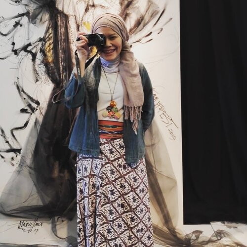 So, how many Indonesian fabrication seen on my current style?..📷 @nuuii_ ..#clozetteid #ootd #hotd #fashionable #fashionaddict #fashionate #fashionableme #fashionist #hijabstyle #streetstyle #wastraindonesia #wastranusantara #indonesia #batikindonesia #latepost #muffest2019