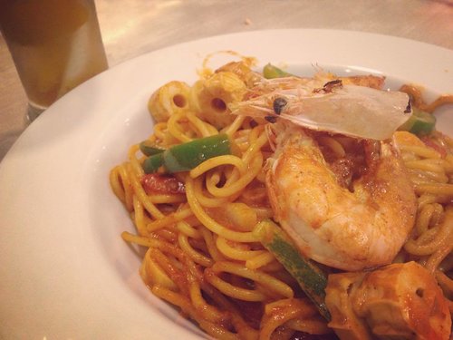 The shrimp that can't swim
.
Asian delight: taste of Thai curry in a plate of spaghetti found at @pizzahut.indonesia could be an ide for dinner after fastbreaking at the upcoming Ramadan
.
.
#clozetteid #lifestyle #happytummy #foodpost #foodporn #foodie #foodiegram #happytummy #foodpost #foodies #instagood #instaxlent #instafood #pasta #seafood #italian #thaifood