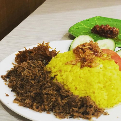 When in doubt, find gewd fewd.

One Saturday, I was lost and dunno where to go. Landed at Sudirman station, considering to have a trip using @mrtjkt but feeling so starving.

Then I decided to landed here: a Manadonese resto that quite famous. Was thinkin “OMG this yello rice is too huge to eat alone” but I can’t stop myself to order Es Kacang Merah as dessert because those are too tasty 🤤
.
.
#instagood #instafoodie #foodie #foodiegram #foodpost #foodporn #manadonese #indonesianfood #clozetteid #lifestyle #foodgasm #happytummy #happytummyhappyme #latepost