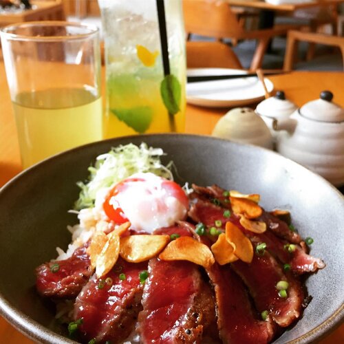 At first I was not sure to order as currently I do avoid to eat meat. But I may say this is the best beef ever! Easily melted in my mouth hence I can chew it with no drama 😁
.
.
Truffle gyudon in medium rare cook method.
.
.
#clozetteid #lifestyle #instafood #foodiegram #foodporn #foodpost #happytummy #ricebowl #gyu #happytummyhappyme #latepost