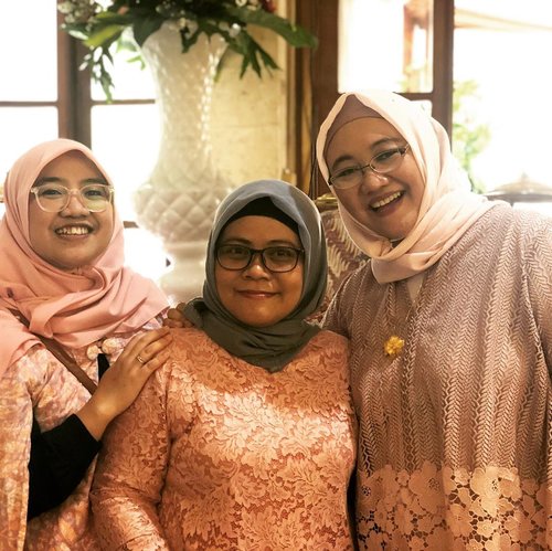 Accidentally in pink at the wedding ..In frame @agatogata @arinidita @liamarta at @fairyteeth’s big day ..#clozetteid #ootd #darigigikehati #wedding #weddingparty #hijabers #kebaya #selasaberkebaya #latepost