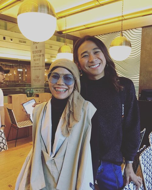 Retno met Ratna! 
Yesterday at @jeniusconnect lunchie and chit chat with adorable yet humble @joviadhiguna .
.
#instagood #instamoment #clozetteID #OOTD #HOTD #lifestyle #fashion #instafashion #hijab #hijabfashion #hijabstyle #streetwear #streetstyle #fashionblogger #jeniusxbeautystyle #jeniuscocreate #fashionist