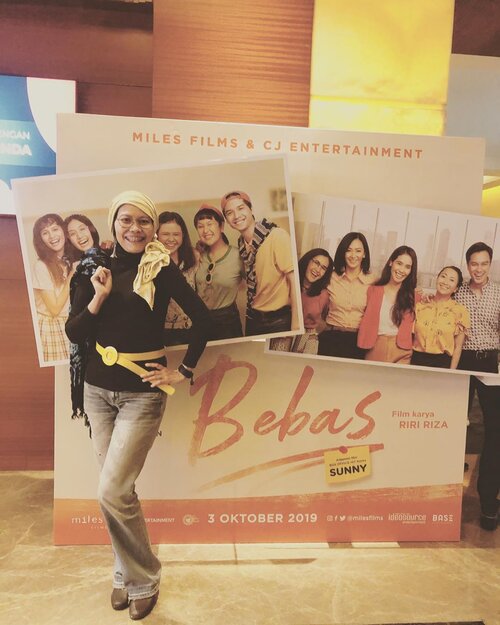 Tryna back to 90s fashion style with bell-bottom a.k.a cutbray denims on bottom.

The @bebasfilms effect 😂 .
.

Today is the day! Bring back my high school memories. Laughing almost during the movie, sing along and “Hey! The scenes are so relate!”
.
.
Setelah minggu penuh ketegangan demo dan deadline, coba tinggalkan.. tinggalkan saja semua persoalan. Waktunya tertawa lepas bareng para casts di #filmBebas 
Renyah dan tetap bermakna khas @mirles .
@sbachtiar @widimulia @indybarends @baimwong @marshatimothy terima kasih sudah mengingatkan untuk bereuni .
.
#gengBebas muda: @lutesha @sherylsheinafia terima kasih sudah melempar kami ke masa belia .
.
#clozetteid #lifestyle #fashionable ##90s #fashionableme #filmIndonesia #fashionaddict #fashionate