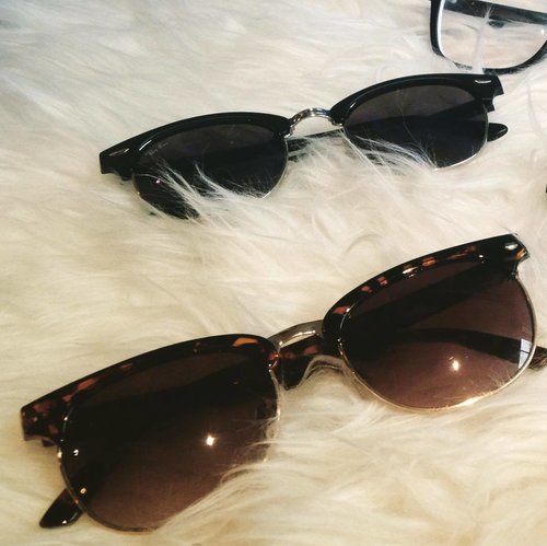 A few minutes to Monday, which eyewear that meets the outfit?
.
.
Sunglasses from @cottononid .
.
#eyewear #clozetteid #lifestyle #fashionable #sunglasses #sunnies #outfitinspiration #fashionable